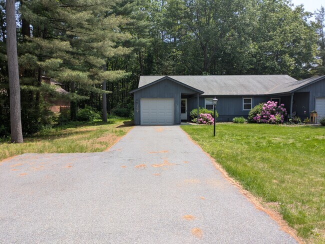 Linda con el bosque, espacio de estacionamiento adicional, pavimentado - 137 Thimbleberry Rd