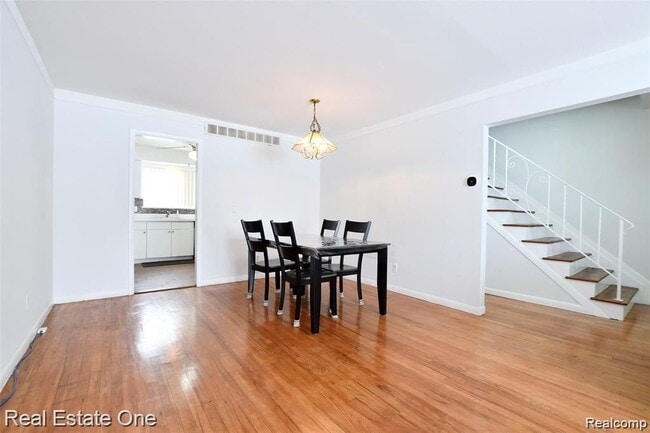 Building Photo - 509 N Fox Hills Dr