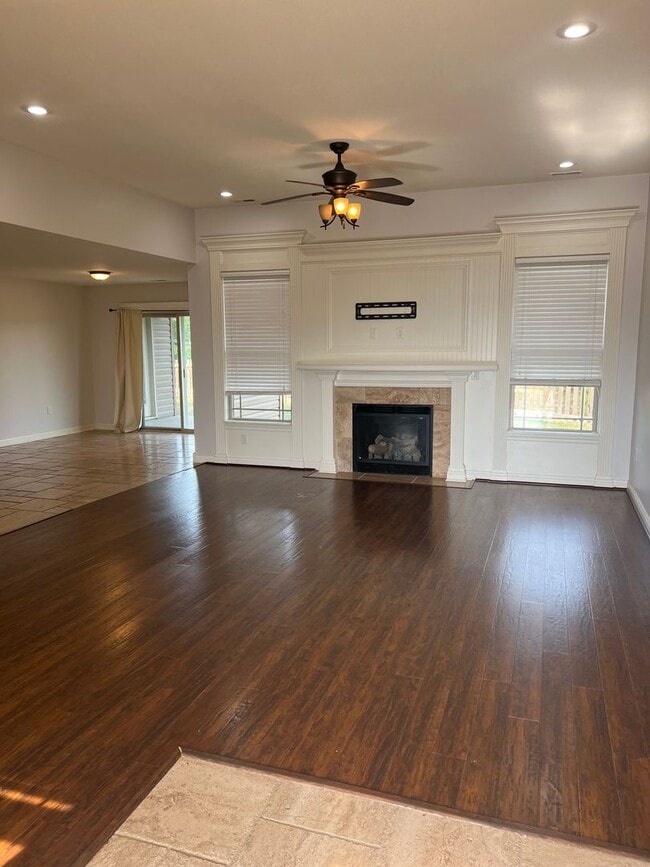 Building Photo - 3 bedroom, 2 bathroom, 2 car garage, single family home located on the south of town