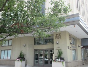 Building Photo - 758 N Larrabee St