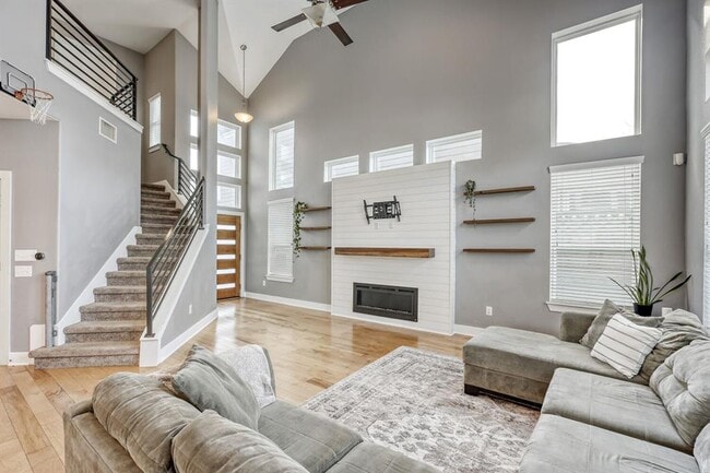 Building Photo - 7406 Oberon St