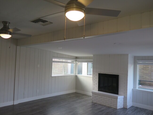 Building Photo - 210 W Jasmine St