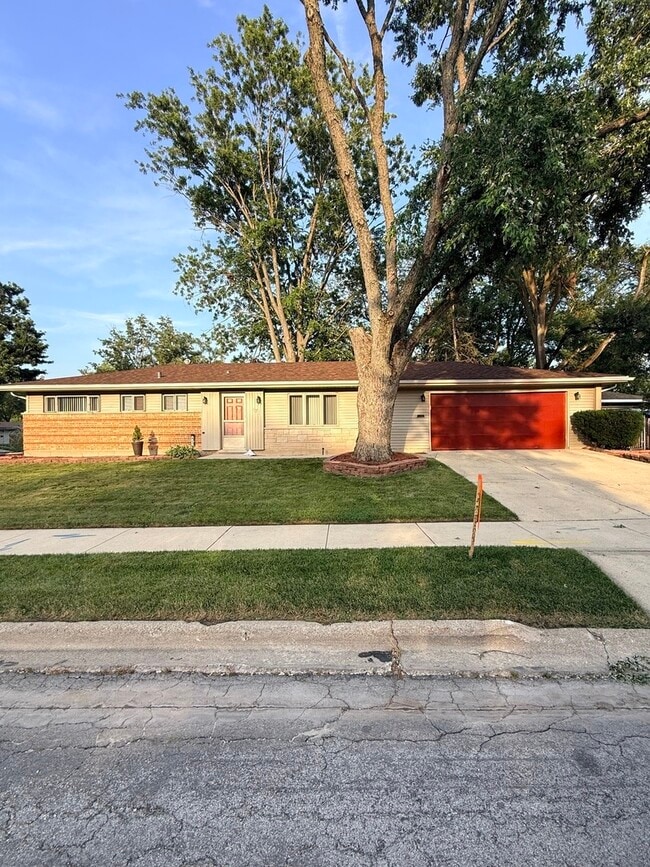 Building Photo - 471 Tomahawk St