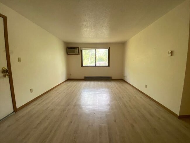 Building Photo - $950 | 2 Bedroom, 1 Bathroom Apartment | N...