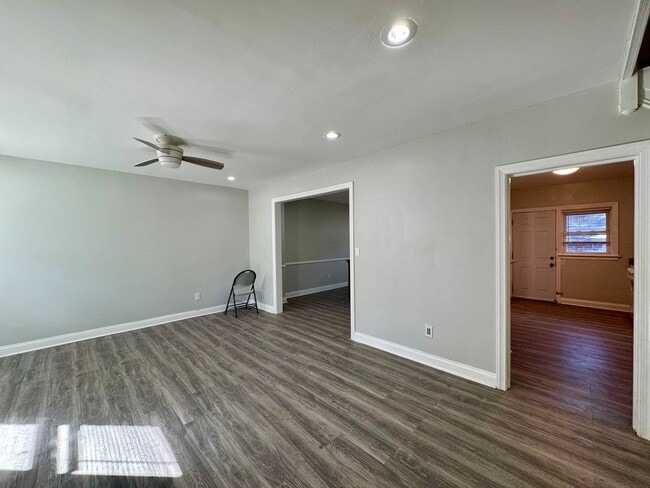 Building Photo - Charming 3 Bedroom/3 Bathroom Townhome in ...