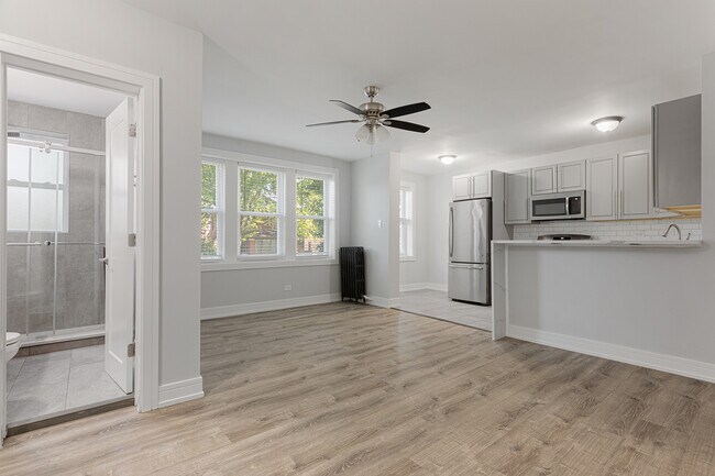 Building Photo - 1521 W Sherwin Ave