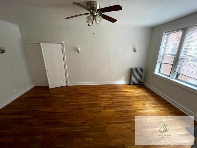 Building Photo - 4915 W Belle Plaine Ave