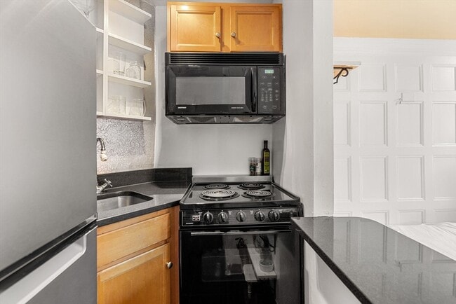 Building Photo - 425 Beacon St