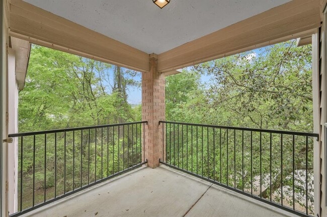 Building Photo - 8051 Bay Branch Dr
