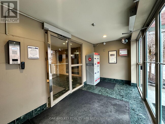 Photo du bâtiment - 77-477 Base Line Rd W