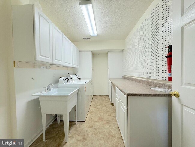 Building Photo - 130 Whirlwind Dr