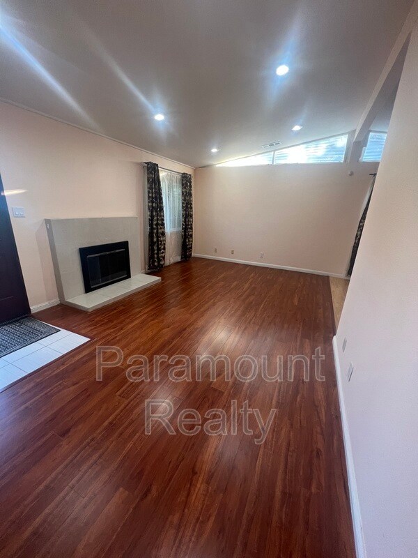Foto del edificio - 2447 Warburton Ave
