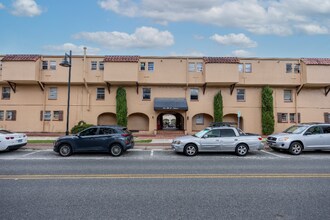 Building Photo - 914 SW 8th Ave