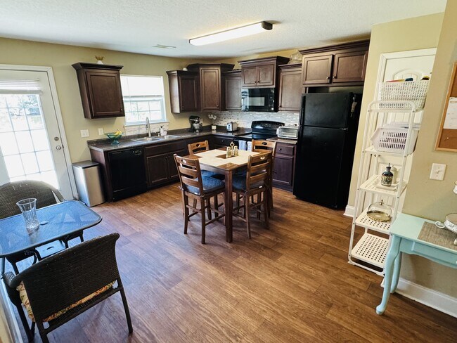 Foto del edificio - 9057 Whispering Pines Blvd