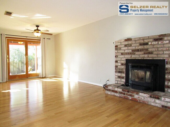 Foto del edificio - Charming 3+ bd. split-level home in the ac...
