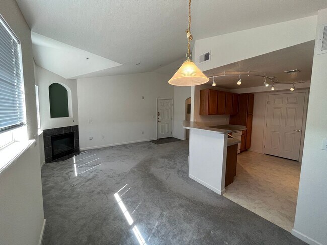 Building Photo - Cozy 1 bed 1 bath in Gated community near DIA