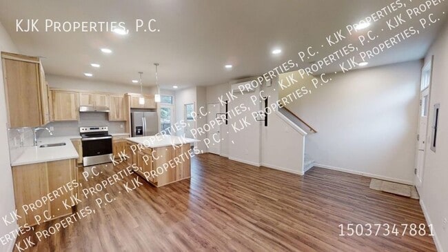 Foto del edificio - Modern Luxury Townhome: Convenient Urban L...
