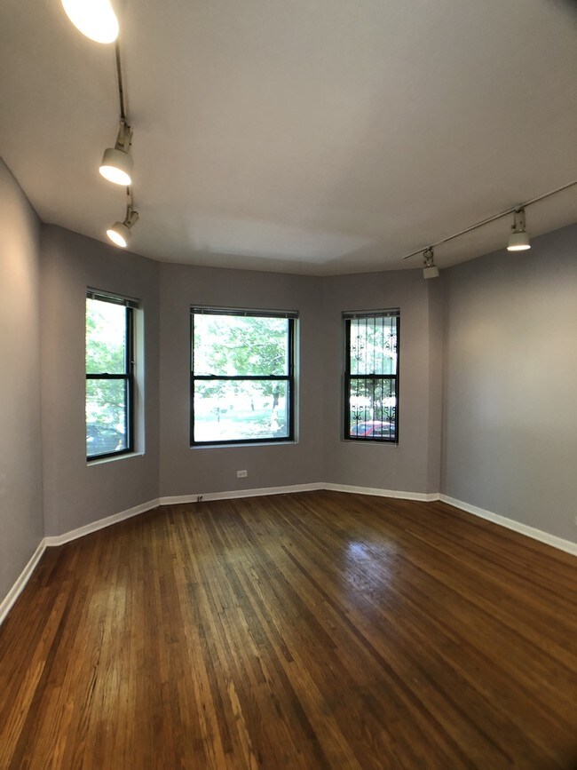 Foto del edificio - 2415 N Kedzie Blvd