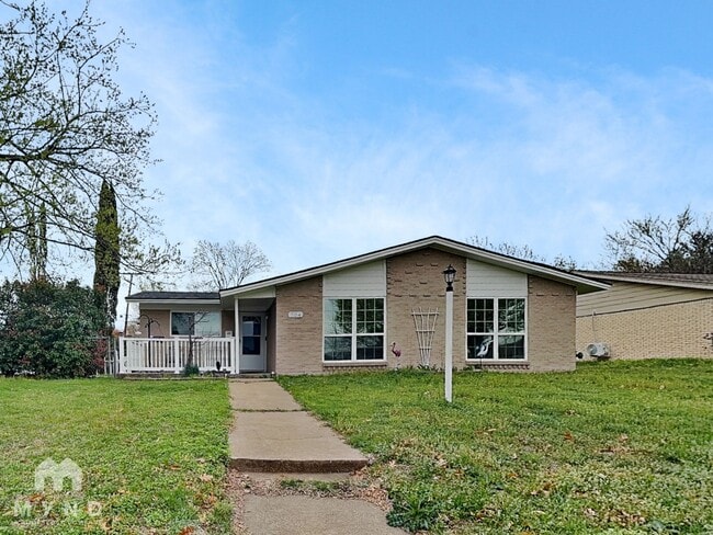 Building Photo - 704 Jones St