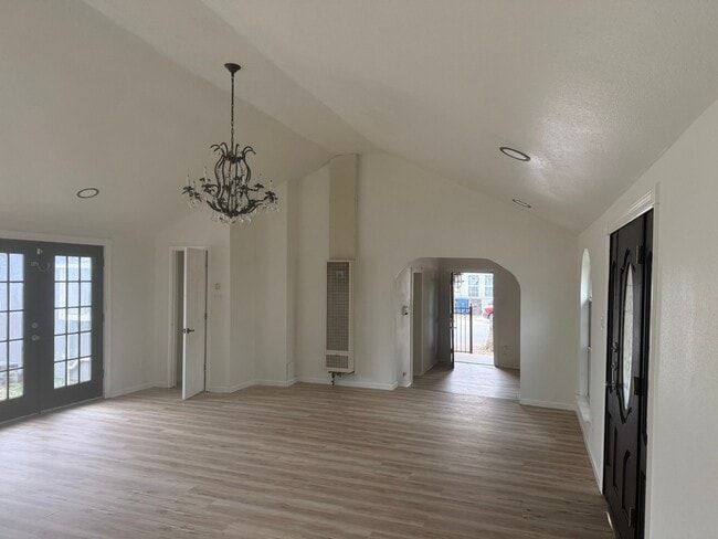 Building Photo - 709 S Chupaderas St