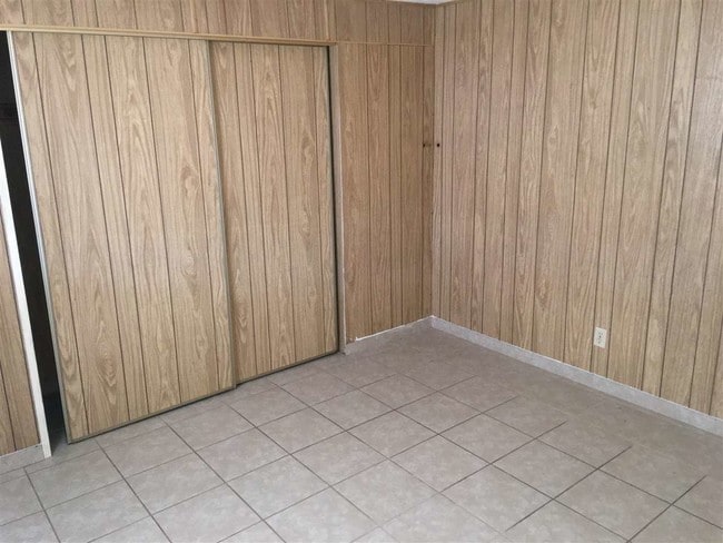 Building Photo - 2550 S Virginia Dr