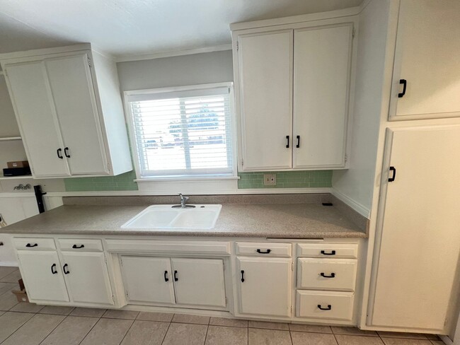 Foto del edificio - Darling Updated 4 Bed 2 Bath Orange Home