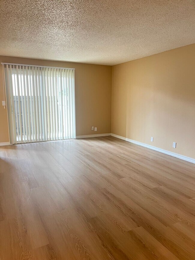 Building Photo - 1 Bed • 1 Bath Downstairs Unit - Updated Flooring