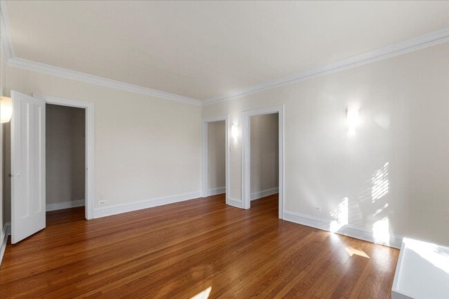 Building Photo - Large Studio in Andersonville