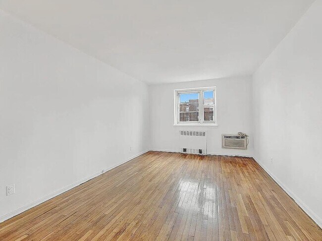 Foto del edificio - 88-08 151st Ave