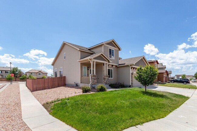 Foto del edificio - Spacious 5-Bedroom Home with Finished Basement!!!