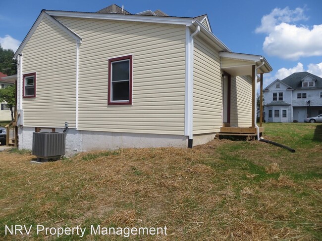 Building Photo - 4 br, 3 bath House - 1719 Grove Ave.