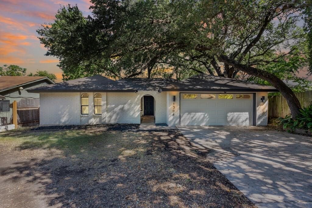 Primary Photo - 1304 Armadillo Rd