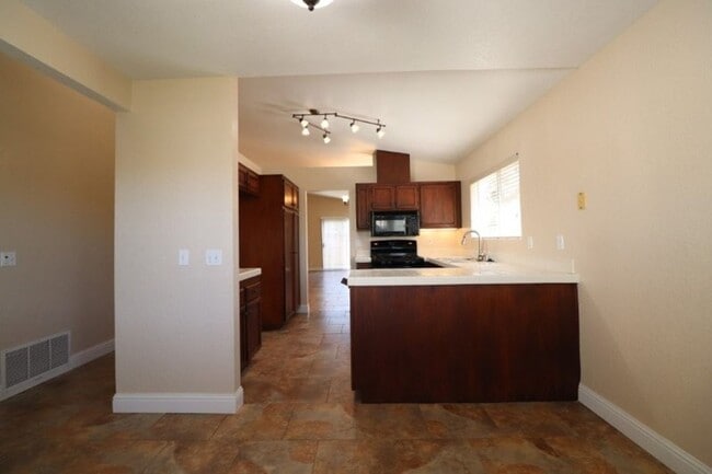 Foto del edificio - Great Three Bedroom Home