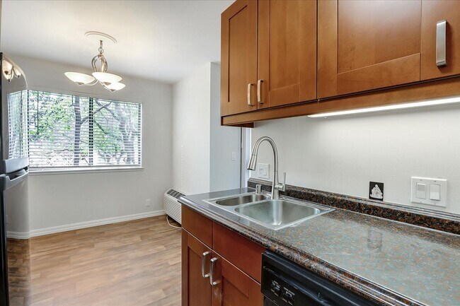 Building Photo - 1 Bedroom Condo - Top Floor