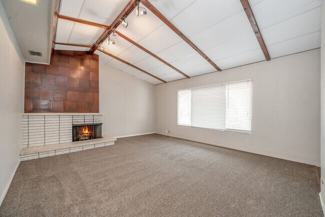 Foto del edificio - Beautiful Newly Renovated 3 Bed - 1 Bath Pet Friendly Home in Bountiful! Available NOW!