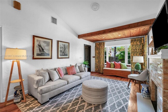 Beautiful shiplap ceiling, wood floors & wide bay windows dressed in tropical inspired drapes charm - 1109 NE 3rd St