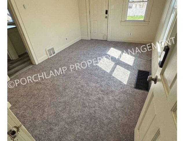 Foto del edificio - 216 W Grand Ave