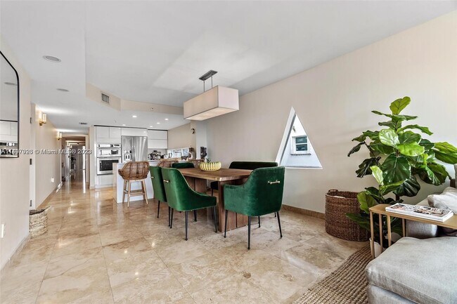Foto del edificio - 7824 Collins Ave