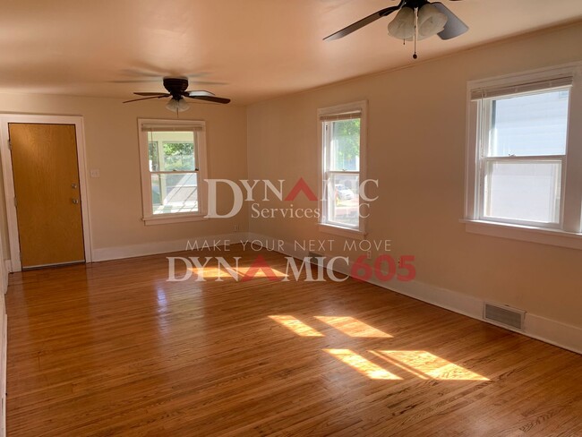 Building Photo - 4BD/2BA Felon Friendly House W/Double Garage