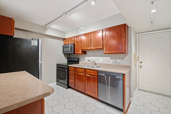 Building Photo - 5854 N Kenmore Ave