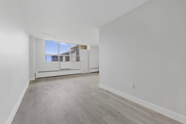 Building Photo - 65 Thorncliffe Park Dr