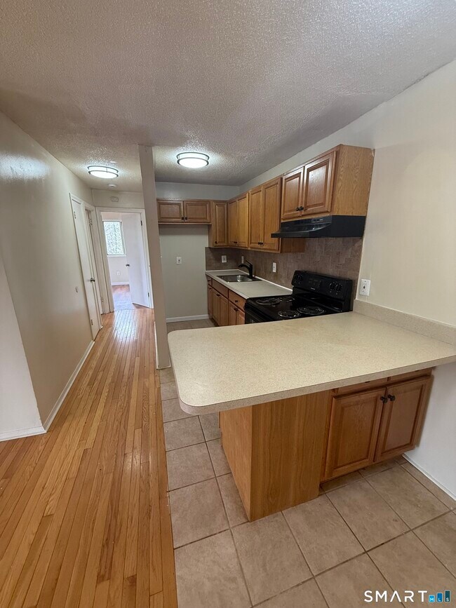 Building Photo - 1051 Old Colony Rd