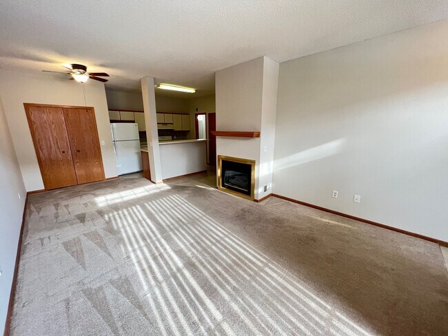 Building Photo - Woodbury Townhouse Available Now, Open Flo...