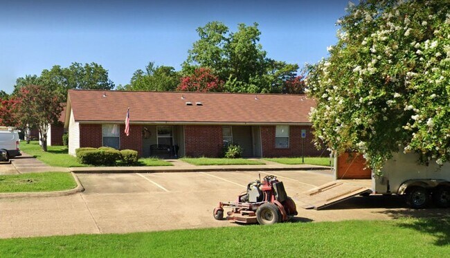 Foto del edificio - 2701 Stanberry Dr
