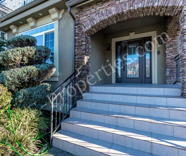 Building Photo - Beautiful Federal Way Home
