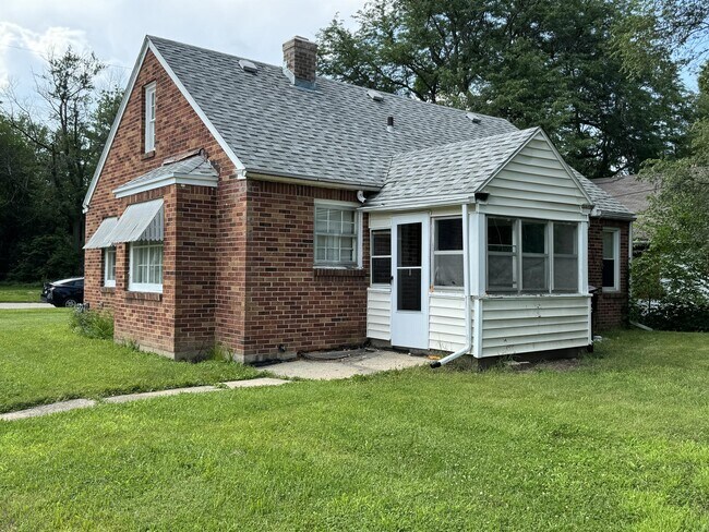 Building Photo - 303 N Henrietta Ave