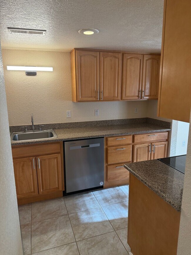 Foto del edificio - Beautiful 3 Bed/2 Bath Condo with 2 Parkin...