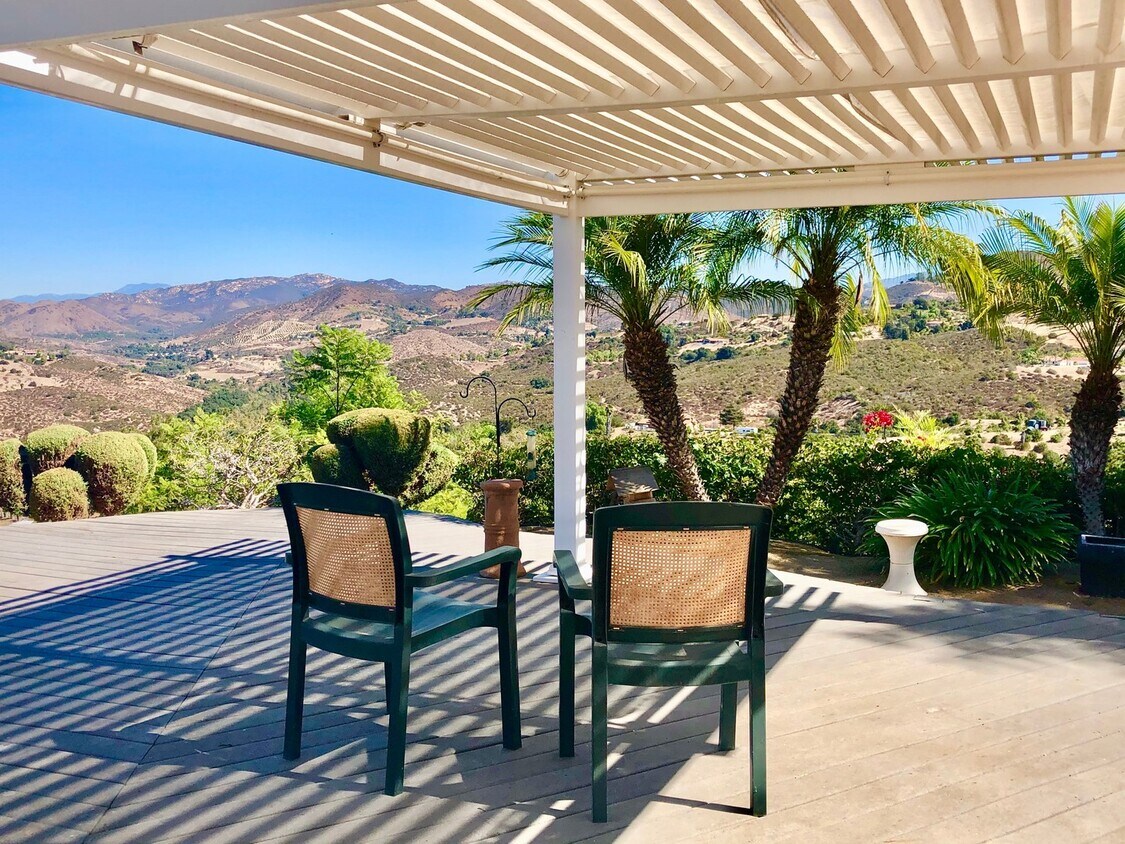 Foto principal - Beautiful Custom Home in Fallbrook, just m...