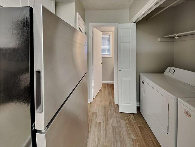 Foto del edificio - 5022 Hawthorne Ct