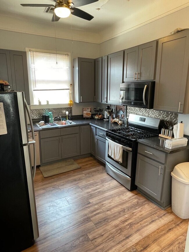 Foto del edificio - Gorgeous 3BD Apartment above commercial space ON MAPLE ST